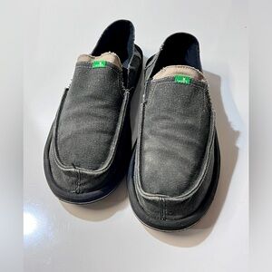 SANUK Men’s dark gray canvas‎ slip on shoes size 10.